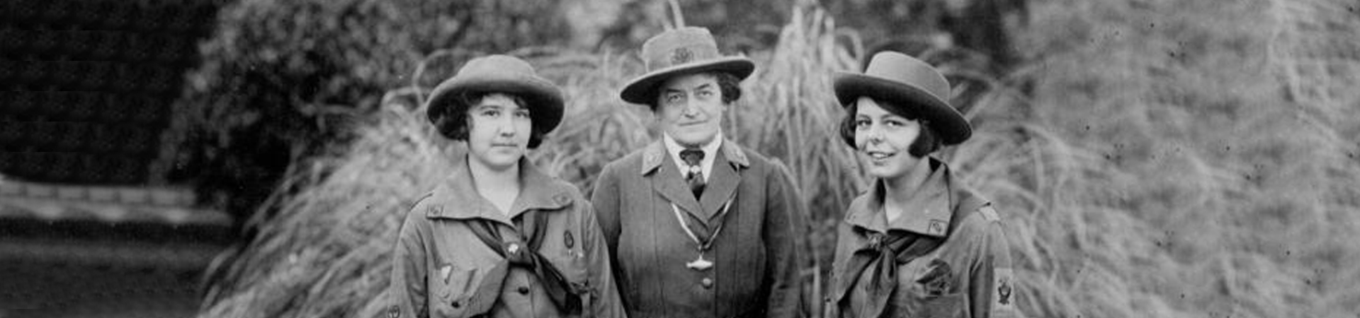  Juliette Gordon Low with Girl Scouts 